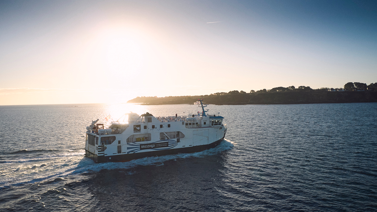 Traversée en bateau vers les îles en arrière-saison